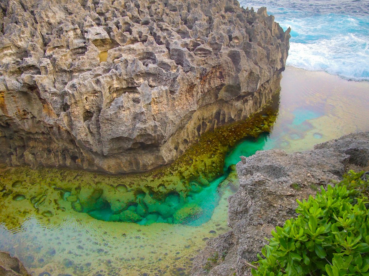 Angel’s Billabong natural infinity pool at low tide with crystal clear water on Nusa Penida