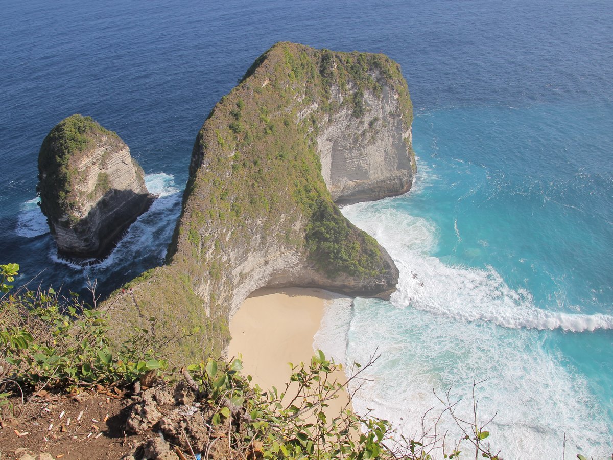 Kelingking Beach Nusa Penida T-Rex shaped cliff with white sand beach and turquoise water below